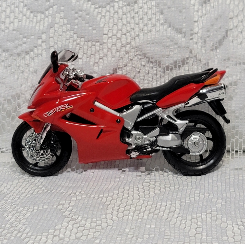 Maisto Honda VFR Collectible Diecast Toy Motorcycle Model - Red Sport Bike 1:18